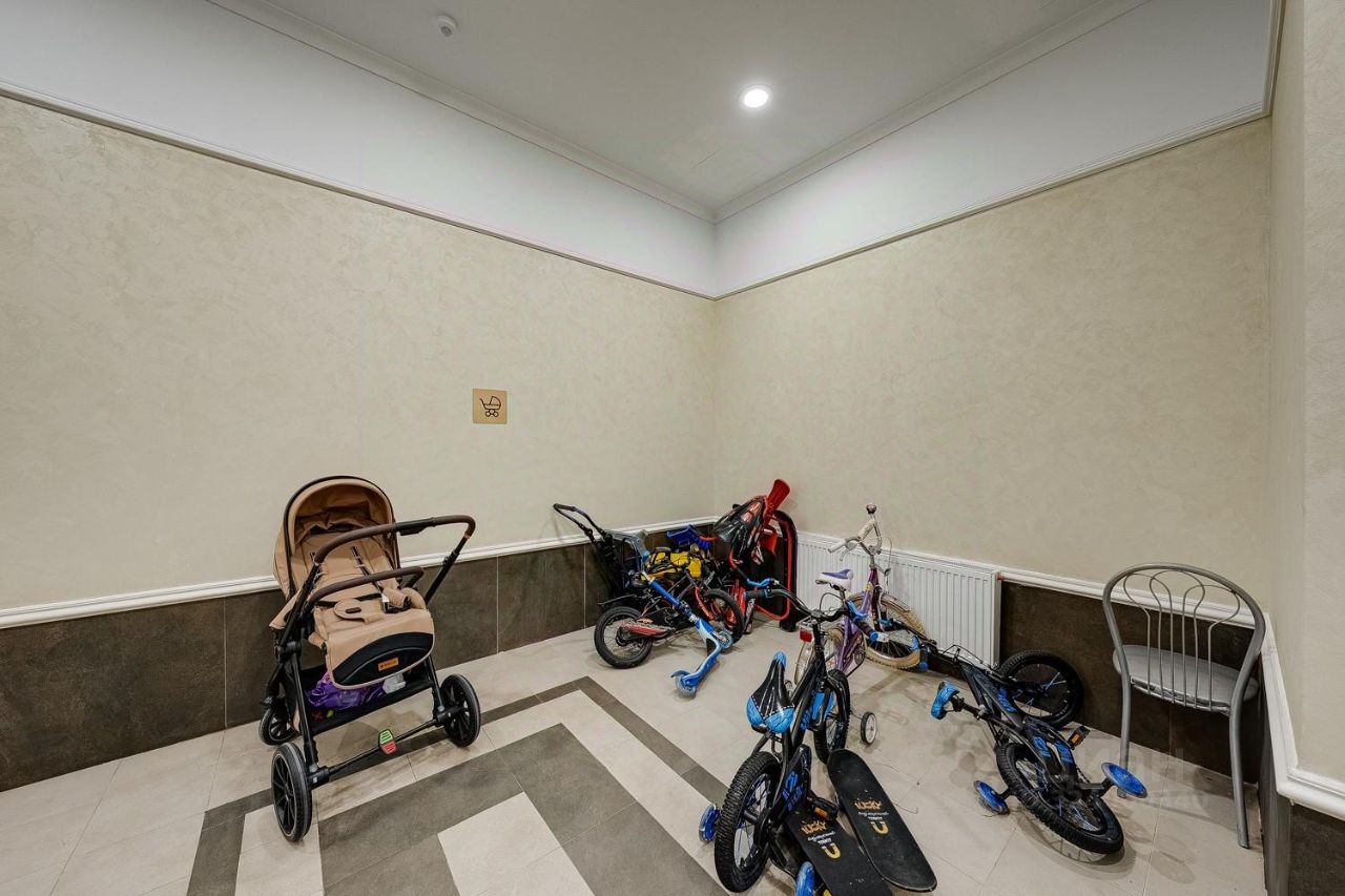 Продажа 3-комн квартиры на вторичном рынке пос. Развилка, проезд Римский, 13