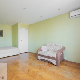 Продажа 1-комн квартиры на вторичном рынке ул Изумрудная,  д. 20