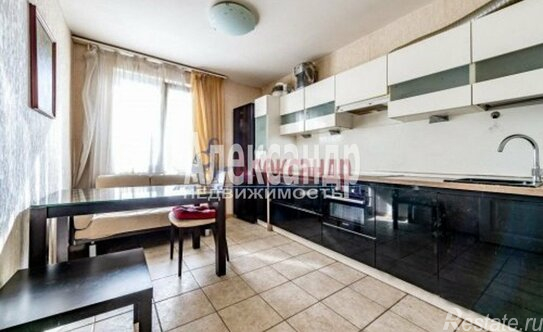 Продажа 3-комн квартиры на вторичном рынке Маршала Захарова ул,  д. 39