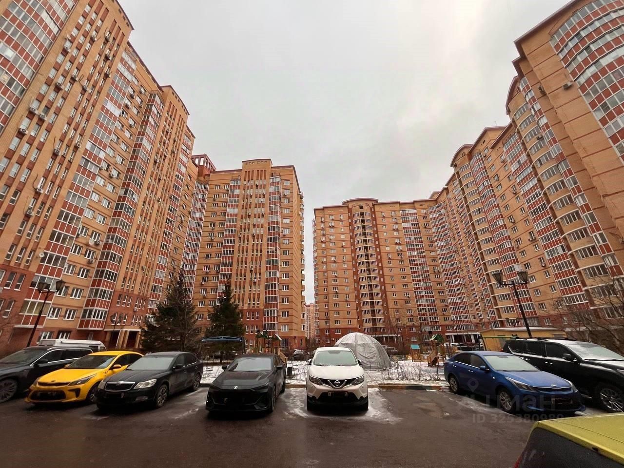 Продажа 3-комн квартиры на вторичном рынке ВНИИССОК пгт, улица Михаила Кутузова, 1