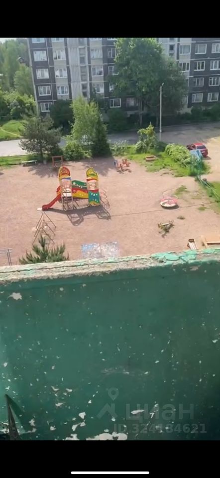 Продажа 2-комн квартиры на вторичном рынке Рощино пгт, улица Тракторная, 13