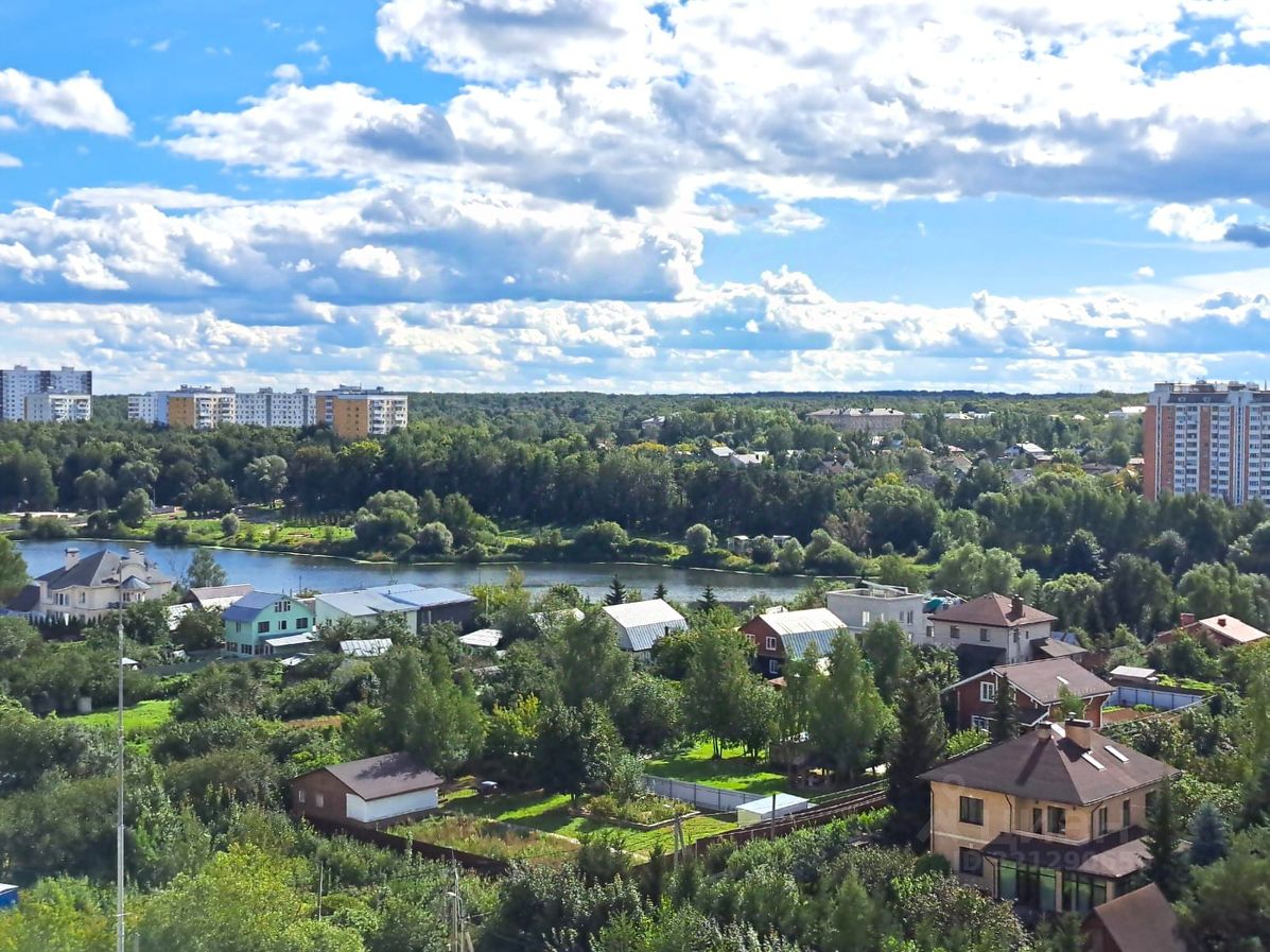 Продажа 2-комн квартиры на вторичном рынке улица Авиаконструктора Петлякова, 11