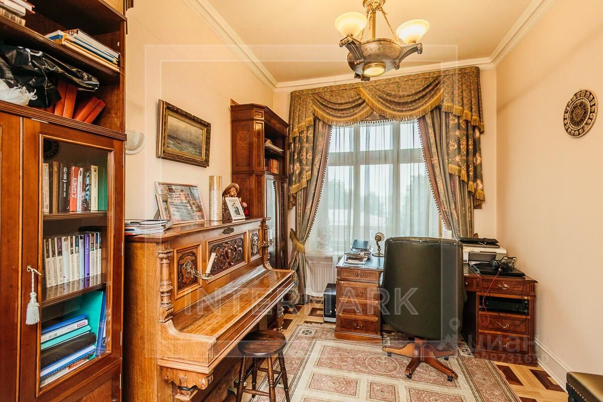 Продажа 4-комн квартиры на вторичном рынке улица Знаменка, 15