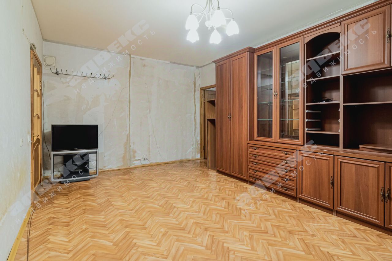 Продажа 2-комн квартиры на вторичном рынке 11-я Васильевского острова линия, 20