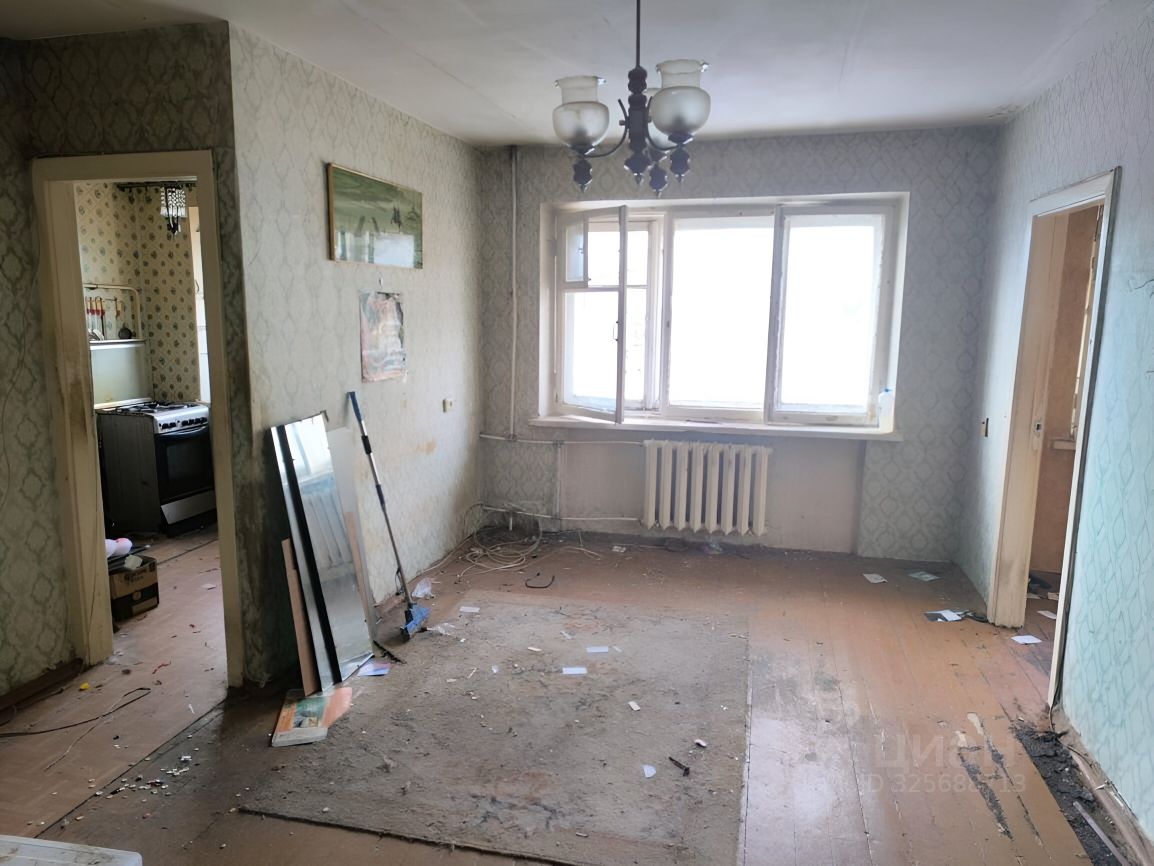 Продажа 2-комн квартиры на вторичном рынке Волхов, улица Калинина,  д. 38А