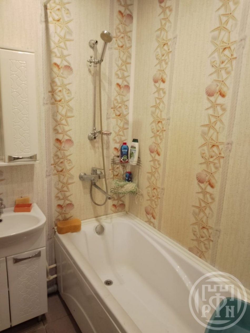 Продажа 2-комн квартиры на вторичном рынке Луга г., Володарского пр.,  д. 14