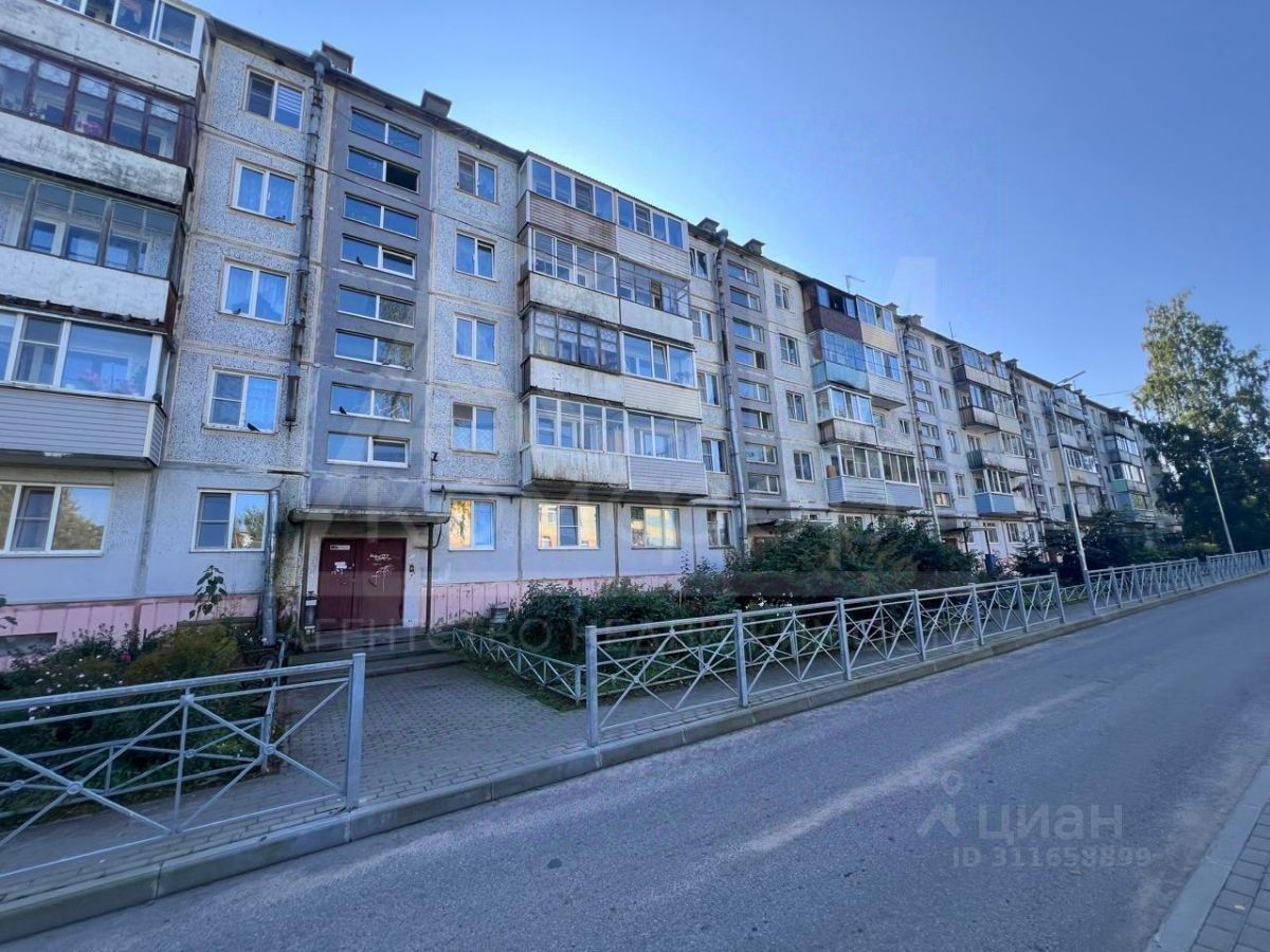 Продажа 4-комн квартиры на вторичном рынке Приозерск, улица Калинина, 27а