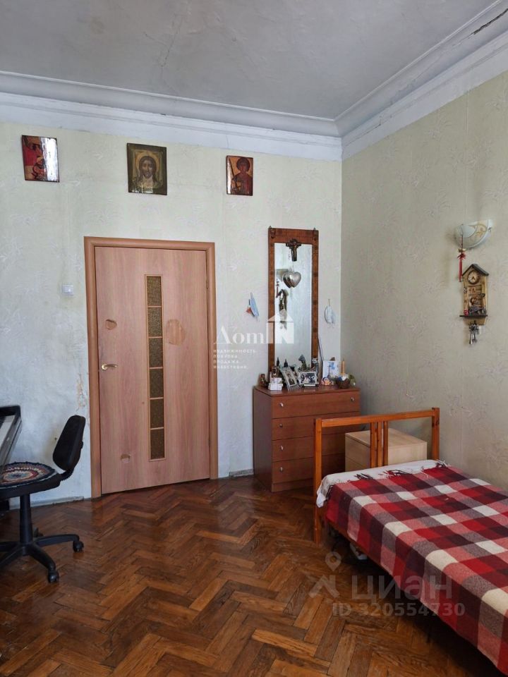 Продажа 4-комн квартиры на вторичном рынке 3-я Васильевского острова линия, 46