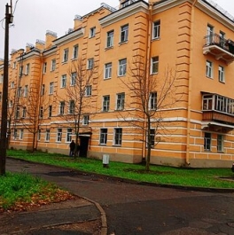 Продажа 4-комн квартиры на вторичном рынке Павловск г, Обороны ул,  д. 4