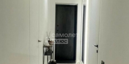 3-комн квартира улица Алексея Свиридова,  д. 1