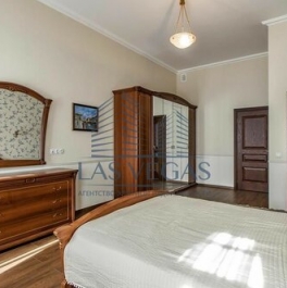 Аренда 4-комн квартиры на вторичном рынке Греческий пр-кт,  д. 12