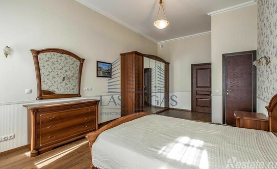 Аренда 4-комн квартиры на вторичном рынке Греческий пр-кт,  д. 12