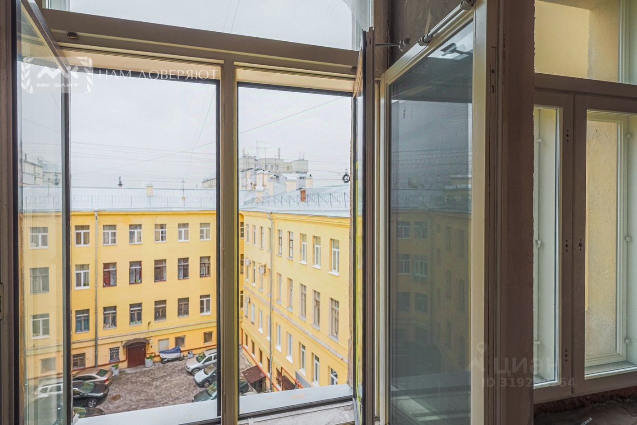 Продажа 4-комн квартиры на вторичном рынке Большая Конюшенная улица, 13