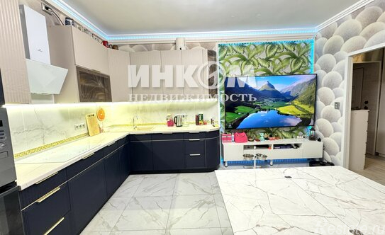 Продажа 3-комн квартиры на вторичном рынке пр-кт Защитников Москвы,  д. 1