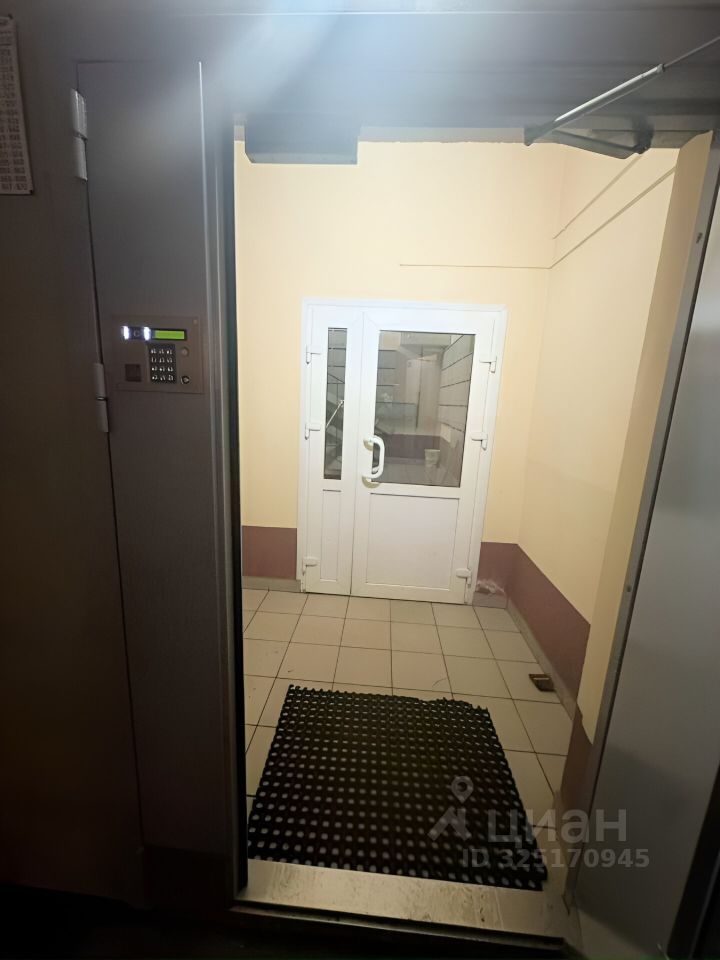 Продажа 2-комн квартиры на вторичном рынке улица Бадаева, 8к2