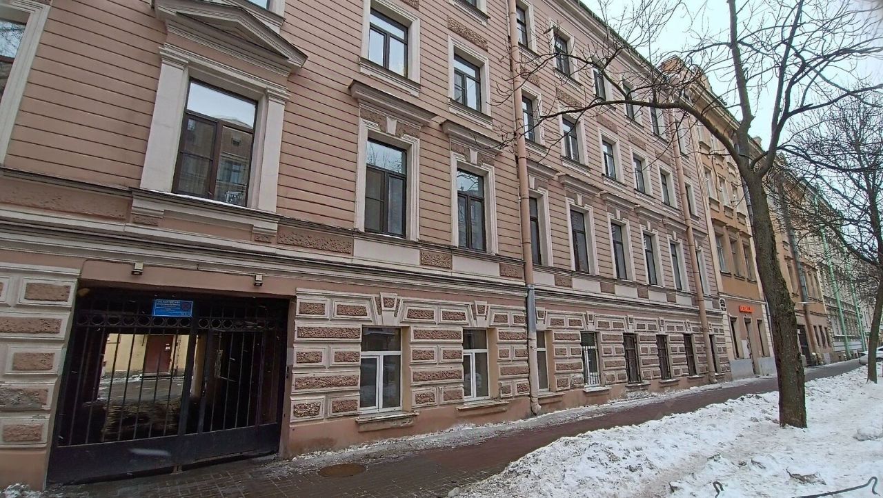 Продажа 4-комн квартиры на вторичном рынке 2-я Васильевского острова линия, 55