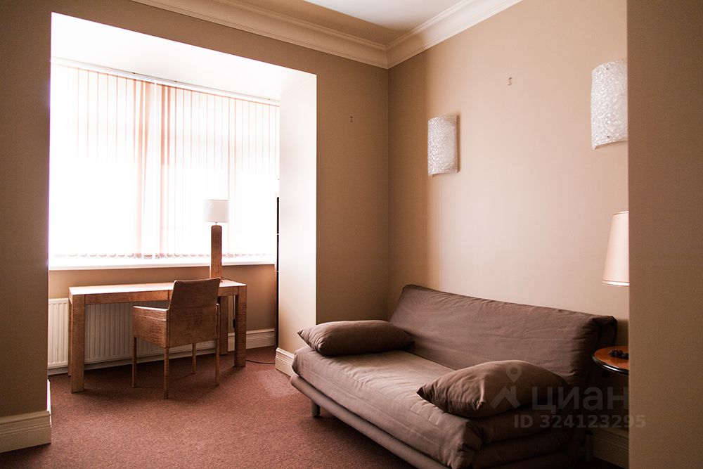 Продажа 4-комн квартиры на вторичном рынке Скаковая улица, 5