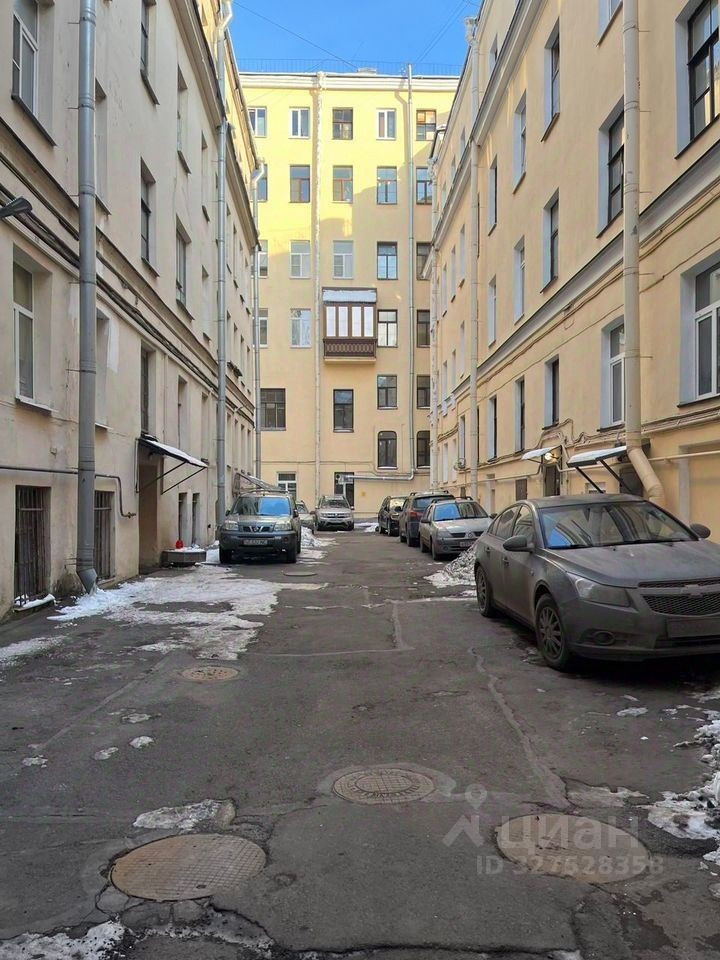 Продажа 2-комн квартиры на вторичном рынке 1-я Васильевского острова линия, 42В