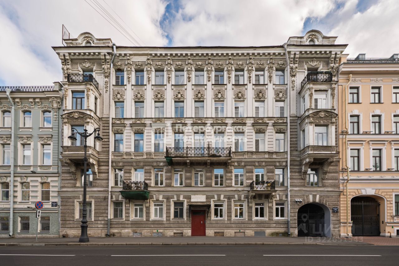 Продажа 3-комн квартиры на вторичном рынке Театральная площадь, 12