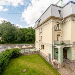 Продажа 3-комн квартиры на вторичном рынке ул Конюшенная,  д. 19