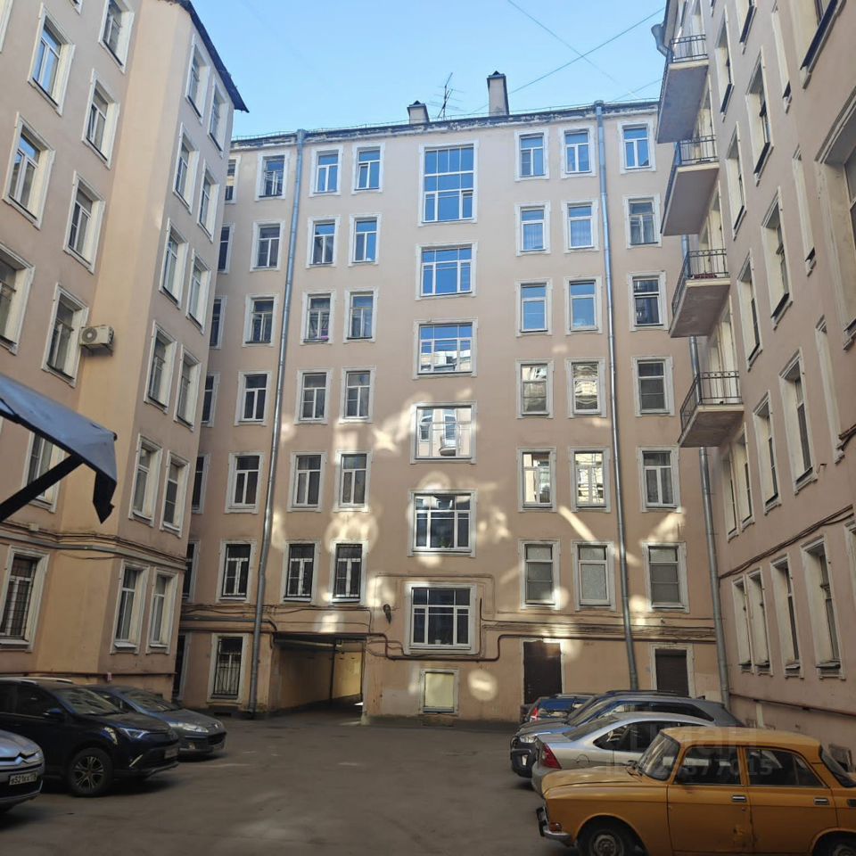Продажа 3-комн квартиры на вторичном рынке 18-я Васильевского острова линия, 19