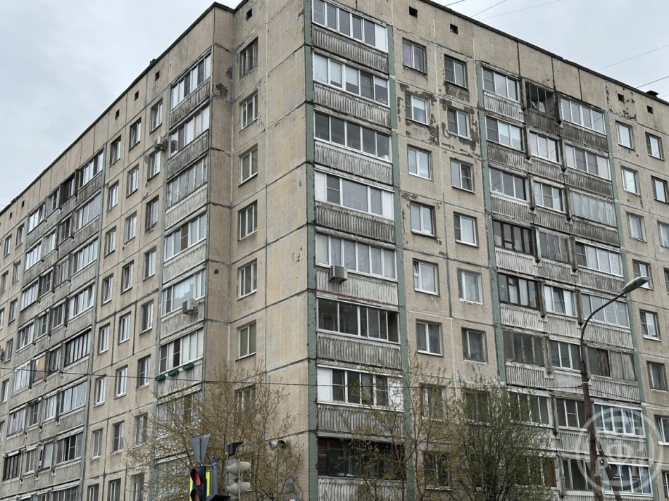 Продажа 4-комн квартиры на вторичном рынке Художников пр.,  д. 43/14