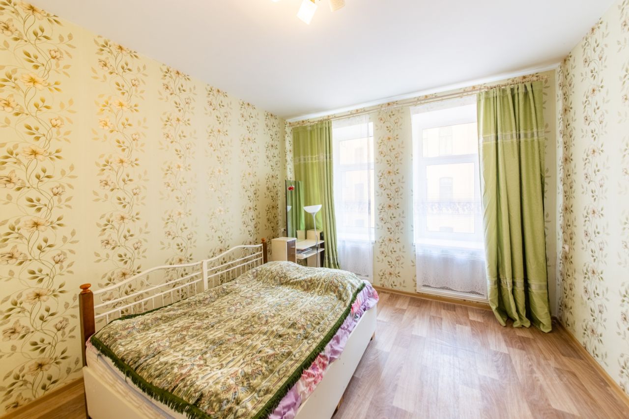 Продажа 4-комн квартиры на вторичном рынке Невский проспект, 156