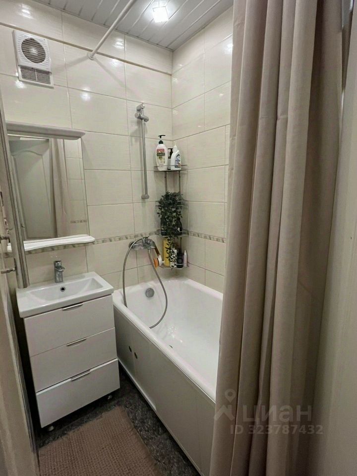 Продажа 4-комн квартиры на вторичном рынке Поэтический бульвар, 5