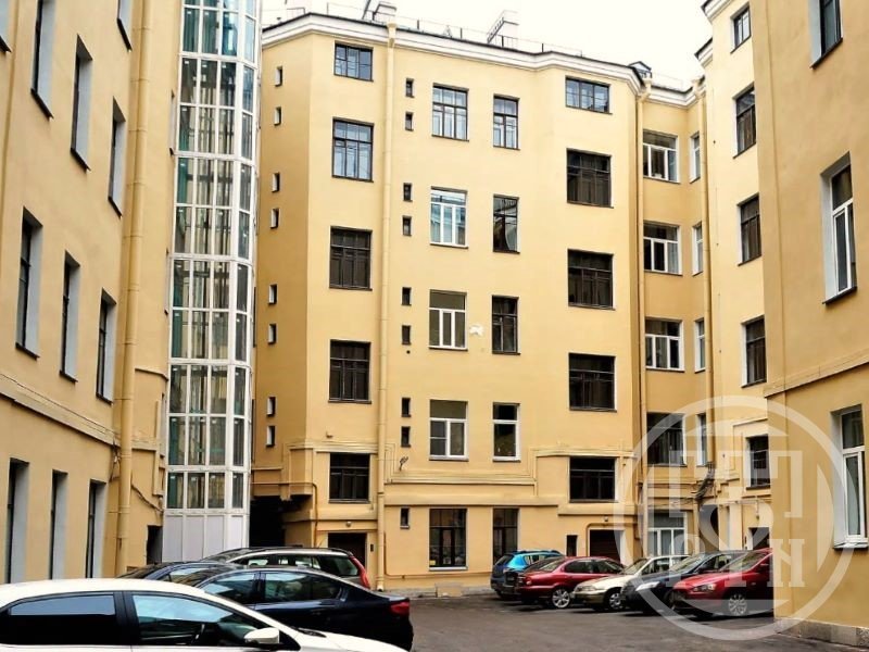 Продажа 4-комн квартиры на вторичном рынке Виленский пер.,  д. 17/5