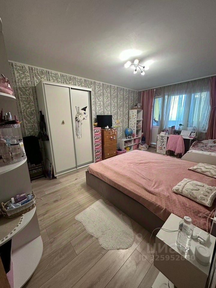 Продажа 3-комн квартиры на вторичном рынке Россошанская улица, 10