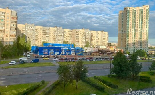 Продажа 1-комн квартиры на вторичном рынке Индустриальный пр-кт,  д. 10,  к. 1