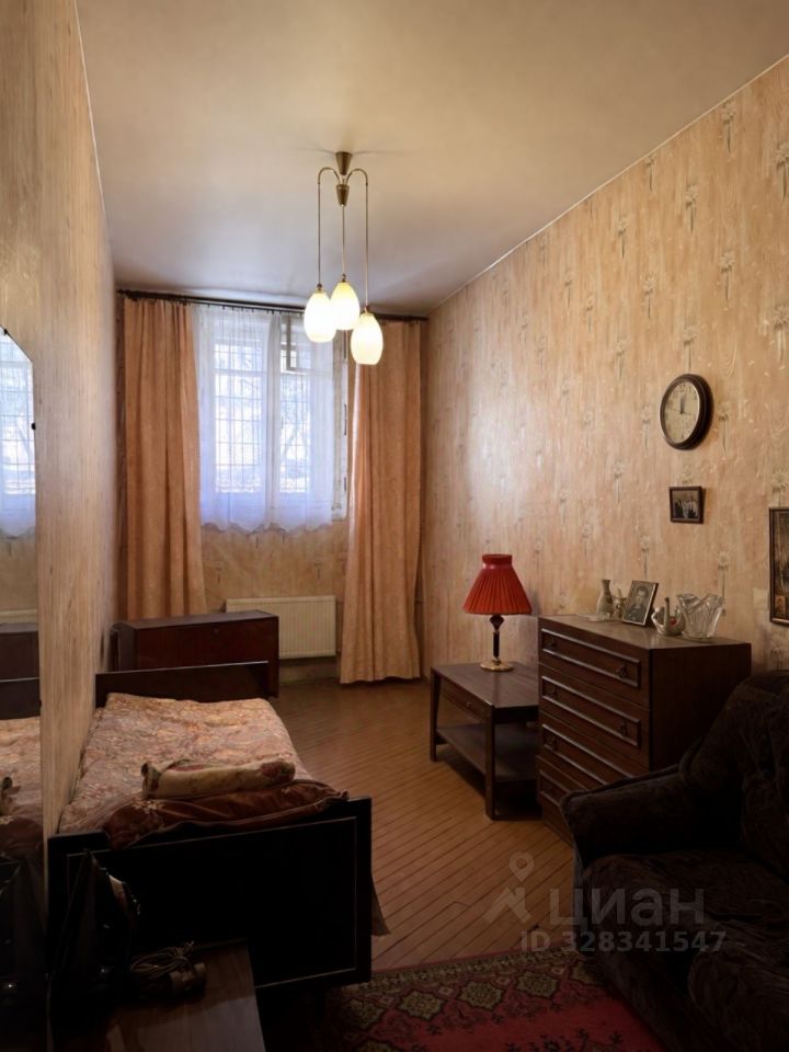 Продажа 4-комн квартиры на вторичном рынке 12-я Васильевского острова линия, 13