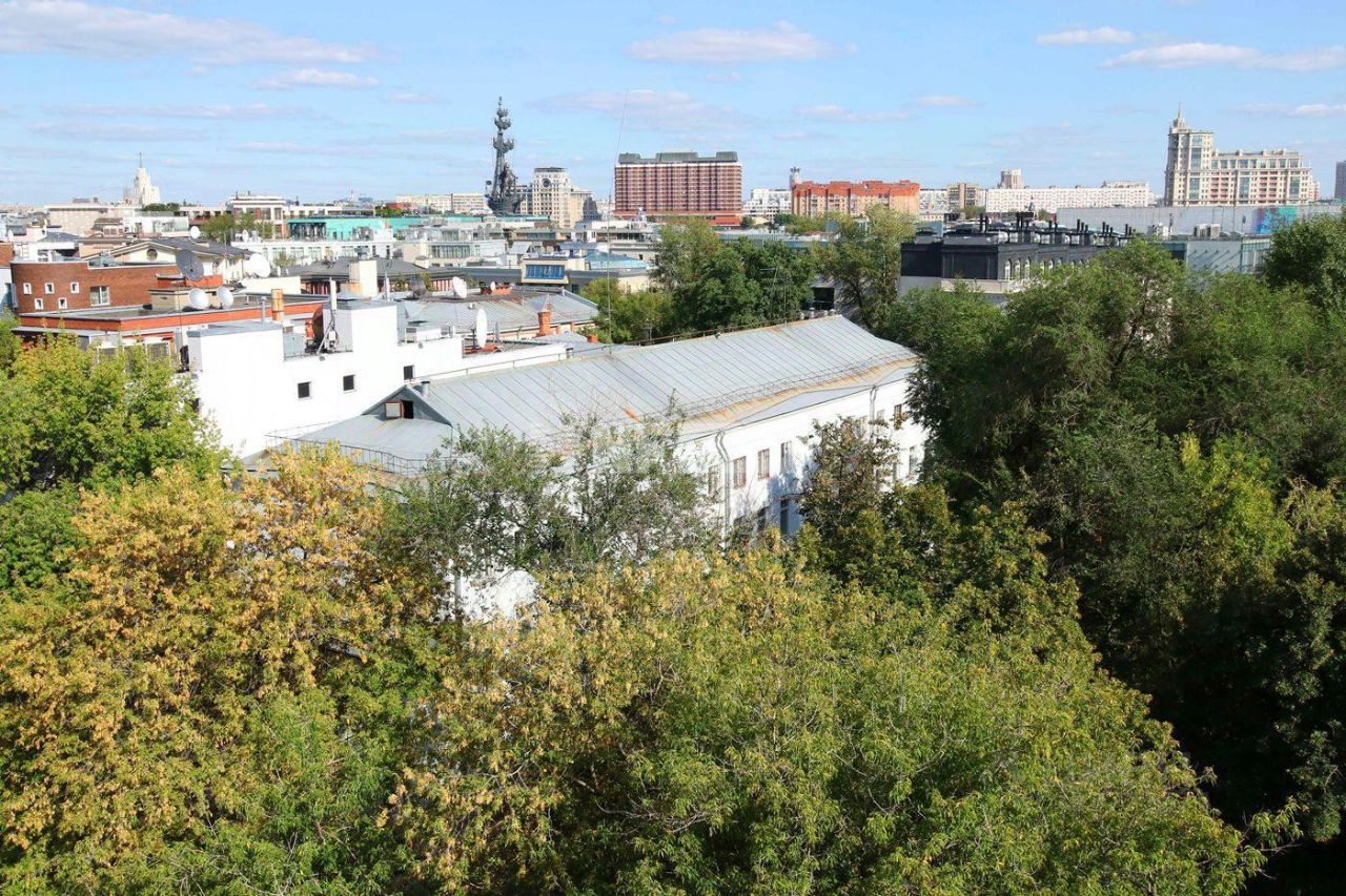 Продажа 4-комн квартиры на вторичном рынке переулок Хилков, 5