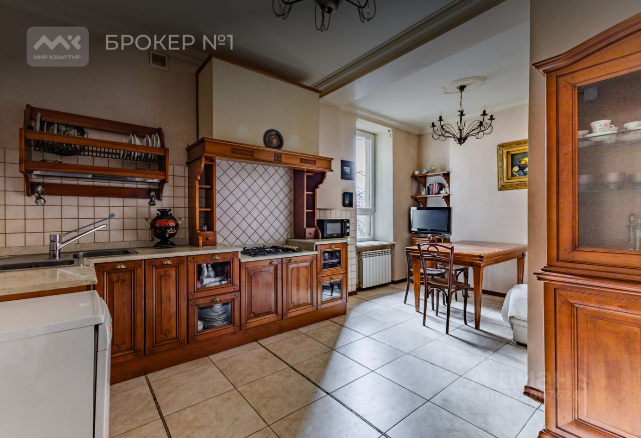 Продажа 3-комн квартиры на вторичном рынке улица Красного Курсанта, 7