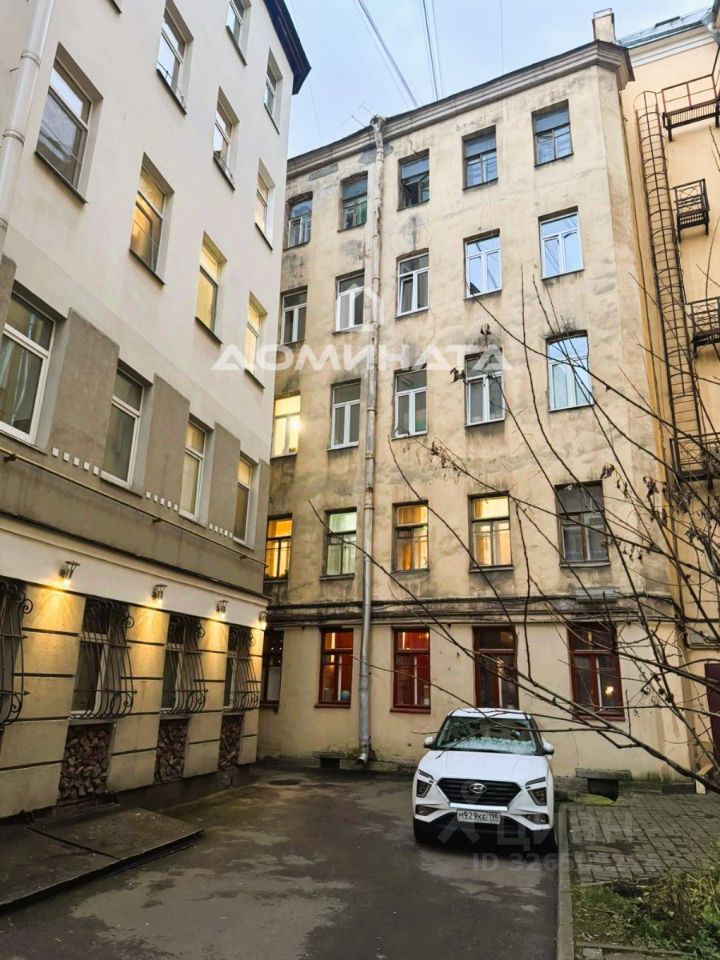 Продажа 3-комн квартиры на вторичном рынке Старо-Петергофский пр-кт,  д. 28