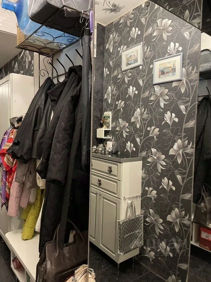 Продажа 1-комн квартиры на вторичном рынке 11-я Васильевского острова линия, 16