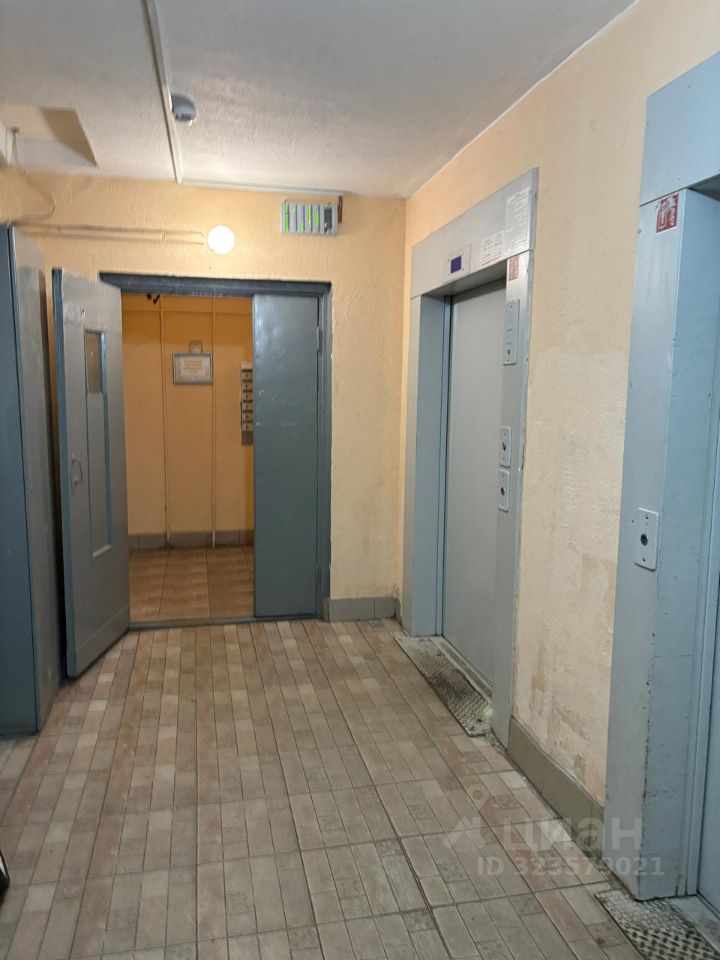 Продажа 3-комн квартиры на вторичном рынке улица Маршала Захарова, 56