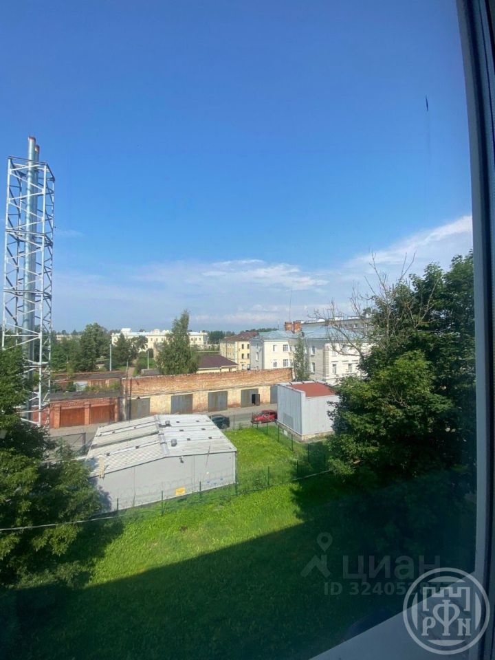 Продажа 3-комн квартиры на вторичном рынке Ломоносов, Дворцовый проспект, 51