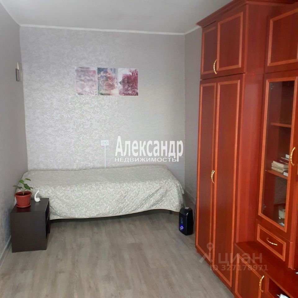 Продажа 1-комн квартиры на вторичном рынке Кузнечное пгт, Центральная улица,  д. 17