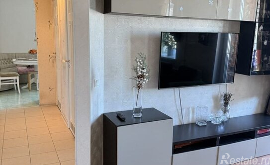 Продажа 4-комн квартиры на вторичном рынке улица Чекистов,  д. 22