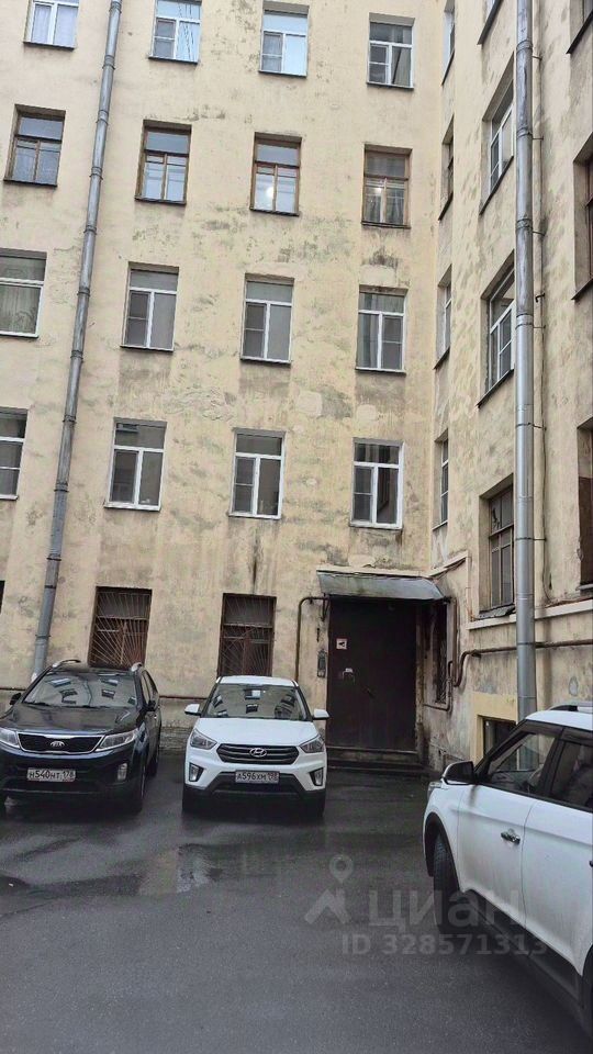 Продажа 3-комн квартиры на вторичном рынке 14-я Васильевского острова линия, 97