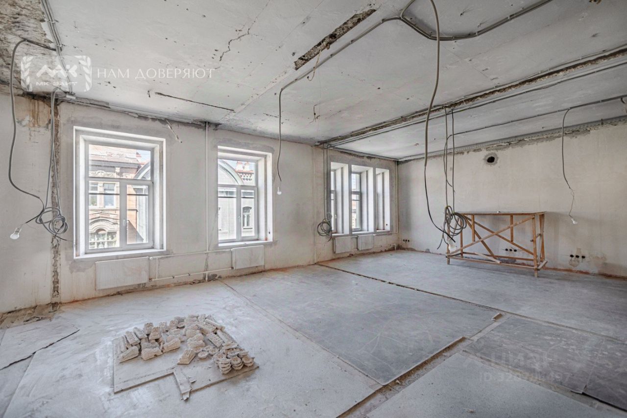 Продажа 5-комн квартиры на вторичном рынке Моховая улица, 18