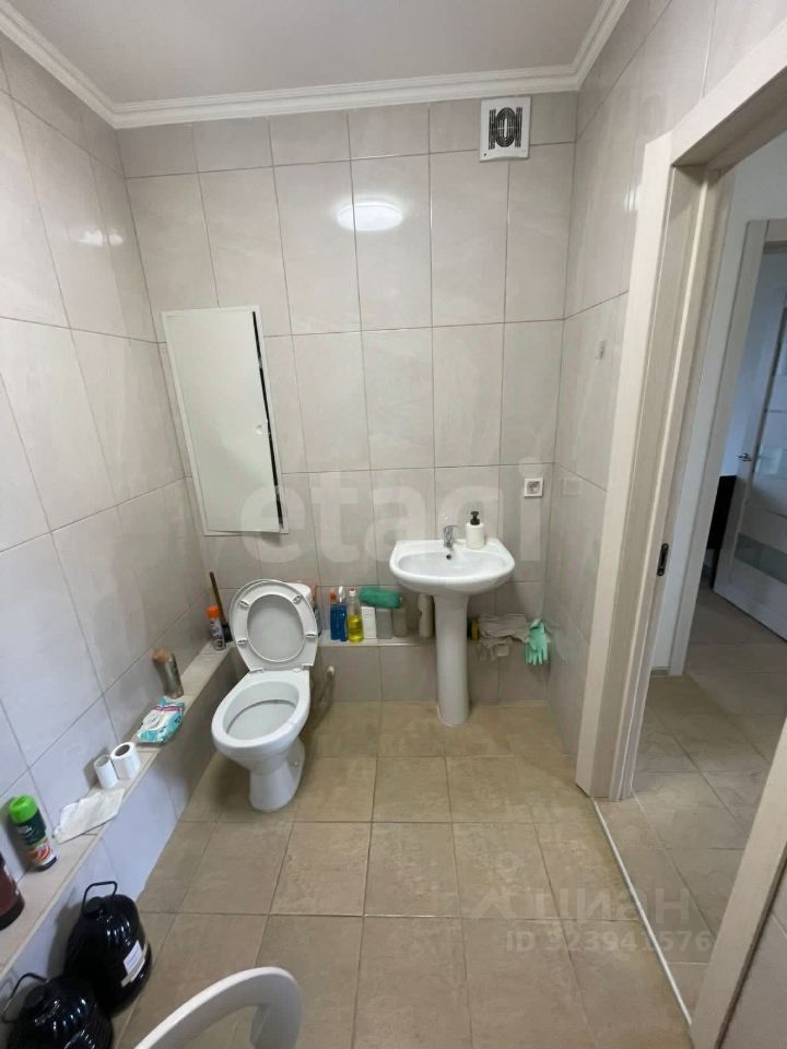 Продажа 3-комн квартиры на вторичном рынке улица Черное Озеро, 4