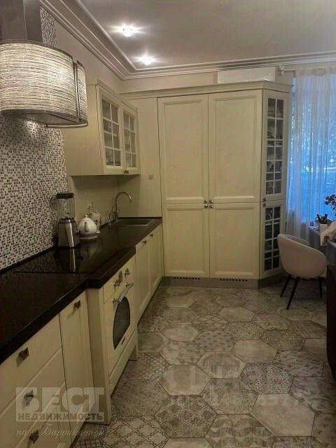 Продажа 2-комн квартиры на вторичном рынке Мосфильмовская улица, 11К2