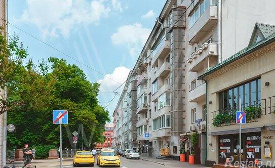 Продажа 4-комн квартиры на вторичном рынке Патриарший Б. пер,  д. 8,  к. 1