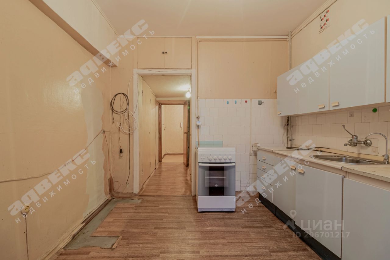 Продажа 3-комн квартиры на вторичном рынке 14-я Васильевского острова линия, 97