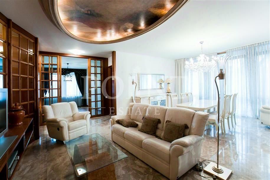 Продажа 4-комн квартиры на вторичном рынке Зубовский проезд, 1