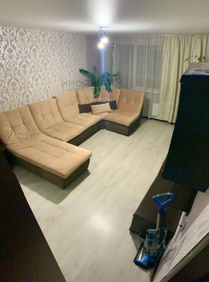 Продажа 3-комн квартиры на вторичном рынке проспект Защитников Москвы, 5