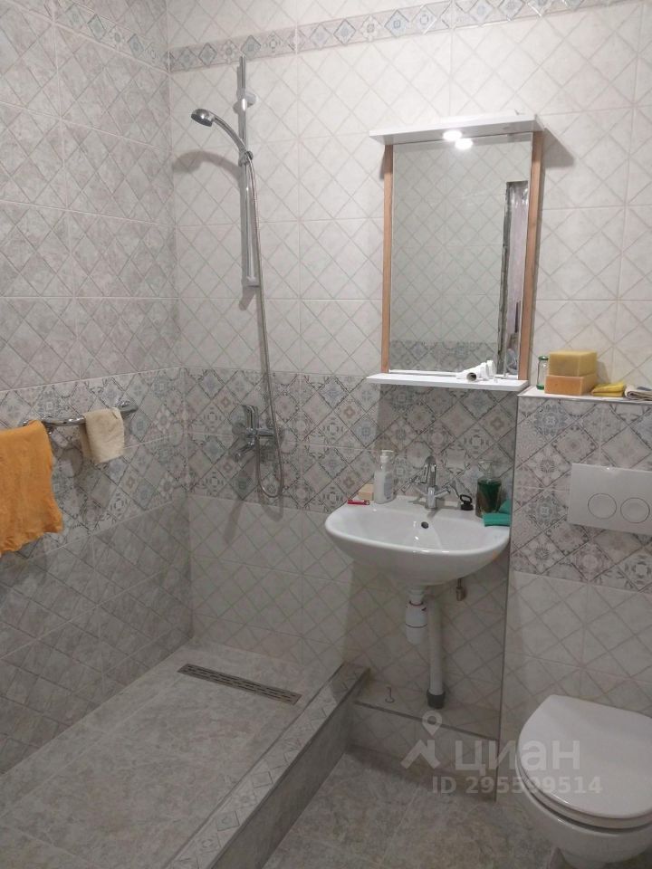 Продажа 2-комн квартиры на вторичном рынке пос. Шушары, улица Вишерская, 24