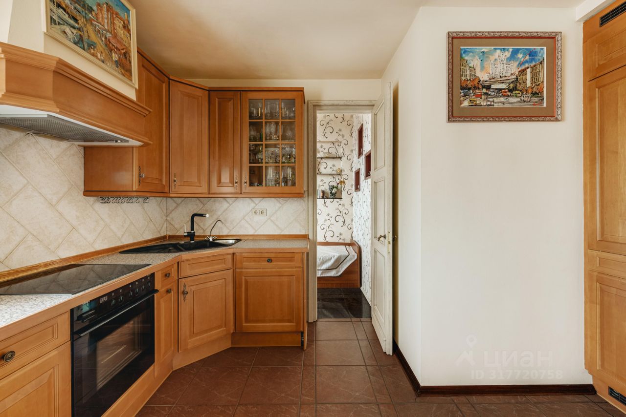 Продажа 6-комн квартиры на вторичном рынке Университетский проспект, 5